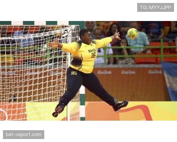 回传规则：队友脚踢或掷入导致门将手球犯规的判罚依据