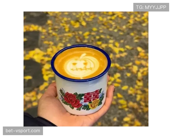 辛德胡上场像战士，下了场背着名牌包进咖啡馆，这反差我还没缓过来